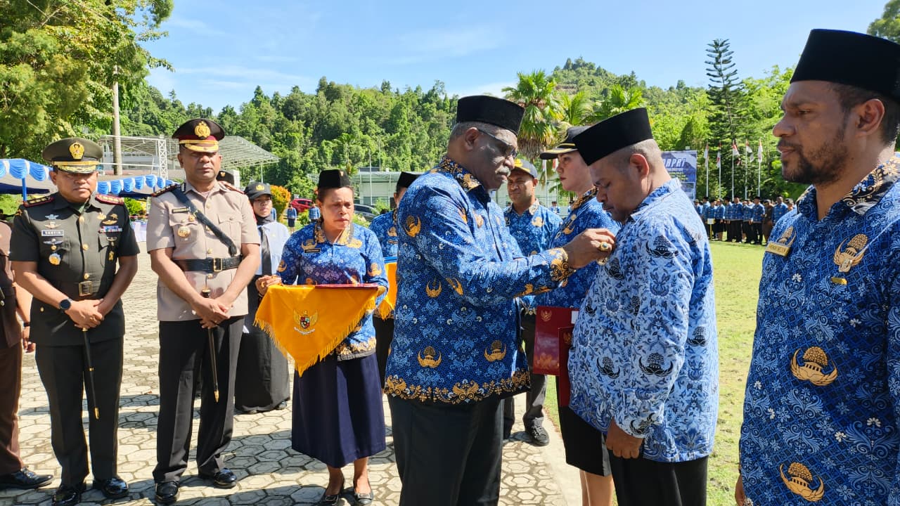 Walikota Jayapura, Abisai Rollo, SH., MH, memberikan penghargaan saat HUT KORPRI ke-54