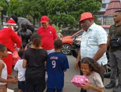 Aksi Kado Natal, Walikota dan Wawali Jayapura Datangi Warga Pinggiran Jalan