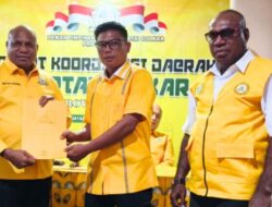 Terima SK Dari Matius Fakhiri, Melyanus Transyan Pimpin DPD Golkar Mamberamo Raya