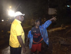 Hujan Deras Seharian Picu Longsor, Walikota Jayapura Tinjau Lokasi Tengah Malam