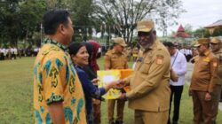 impin Apel Gabungan, Abisai Rollo Serahkan SK Pensiun dan Santunan THT Kepada 5 ASN