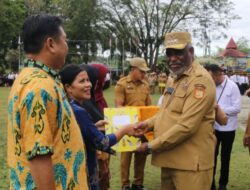 impin Apel Gabungan, Abisai Rollo Serahkan SK Pensiun dan Santunan THT Kepada 5 ASN