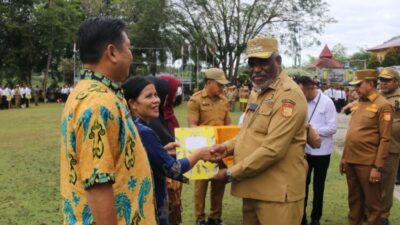 impin Apel Gabungan, Abisai Rollo Serahkan SK Pensiun dan Santunan THT Kepada 5 ASN