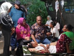 Anggota DPRK Jayapura dari Gerindra Jenguk Korban Keracunan MBG di RSUD Yowari
